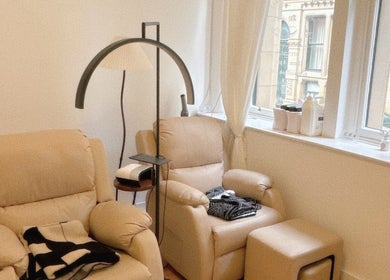 Bella Naillash位于英国曼彻斯特，提供豪华放松座椅，享受舒适的美甲体验。