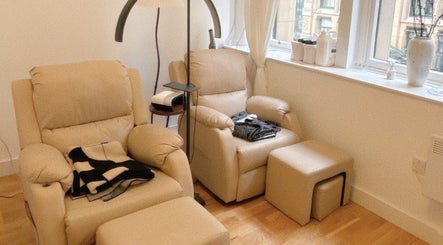 Bella Naillash曼彻斯特舒适美甲椅，提供极致放松体验。