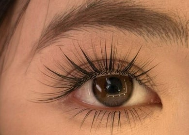 Bella Naillash 在 Manchester, England, GB 的细致睫毛延长效果。