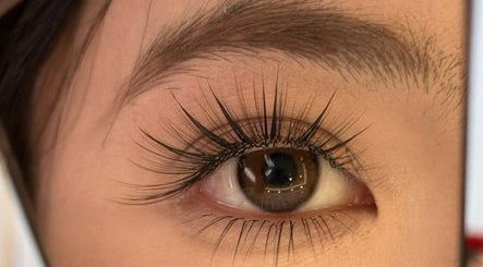 Bella Naillash 在 Manchester, England, GB 的细致睫毛延长效果。