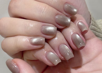 Bella Naillash曼彻斯特美丽的闪光美甲，展现优雅风格。