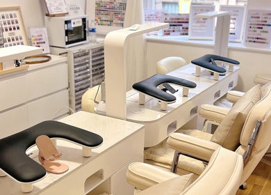 Bella Naillash的现代化美甲工作台和舒适座椅，位于曼彻斯特，英格兰。