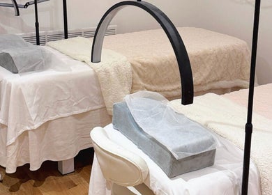 Bella Naillash曼彻斯特店内的双人美容床，提供舒适放松的护理环境。