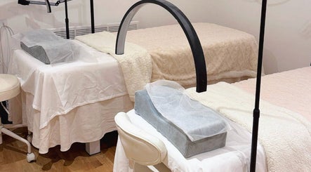 Bella Naillash曼彻斯特店内的双人美容床，提供舒适放松的护理环境。