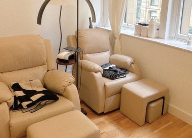 Bella Naillash的温馨休闲区，位于英国曼彻斯特，设有舒适的米色休息椅。