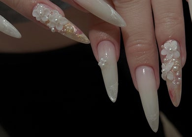 Bella Naillash，曼彻斯特，精美雕花指甲设计，彰显优雅风格。