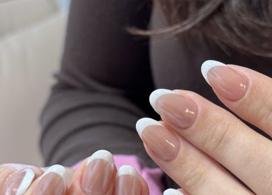 Bella Naillash位于英格兰曼彻斯特的精致法式美甲展示。