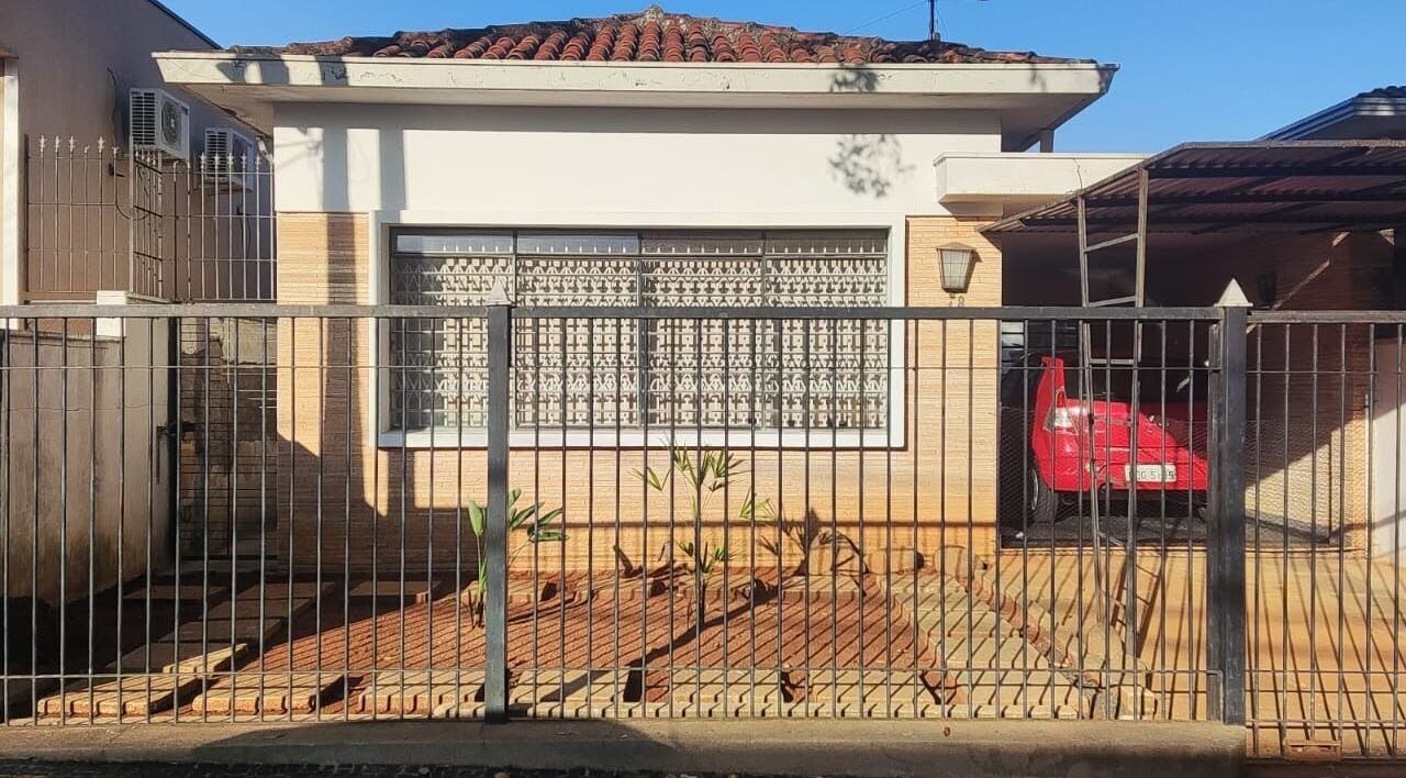 Entrada da Anima Studio de Massagem em São Paulo, SP, BR com fachada acolhedora e bem iluminada.