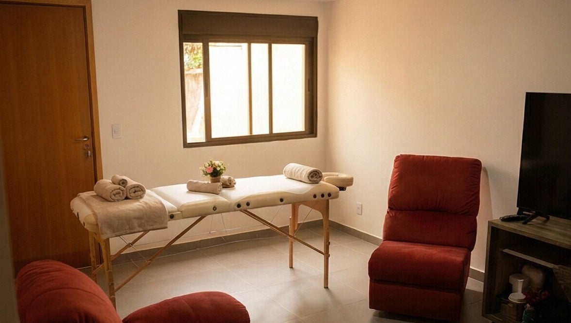 Sala de massagem no ÁGUIDA Home Studio de Massagem Relaxante em São Paulo, SP, BR. Ambiente acolhedor e calmante.