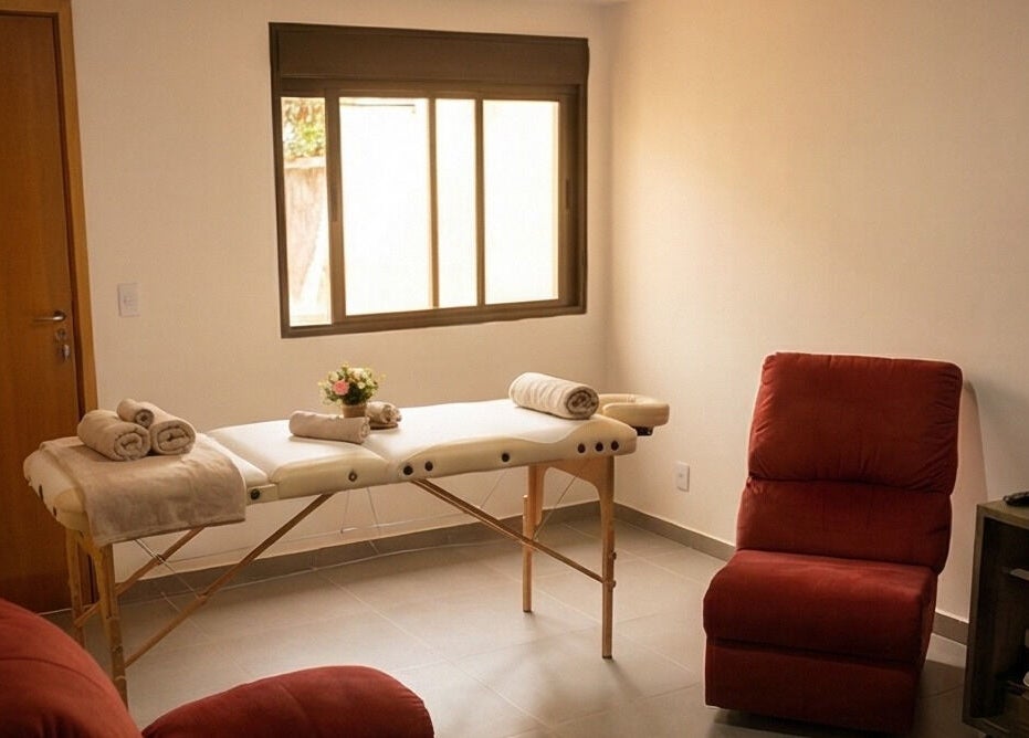 Sala de massagem no ÁGUIDA Home Studio de Massagem Relaxante em São Paulo, SP, BR. Ambiente acolhedor e calmante.