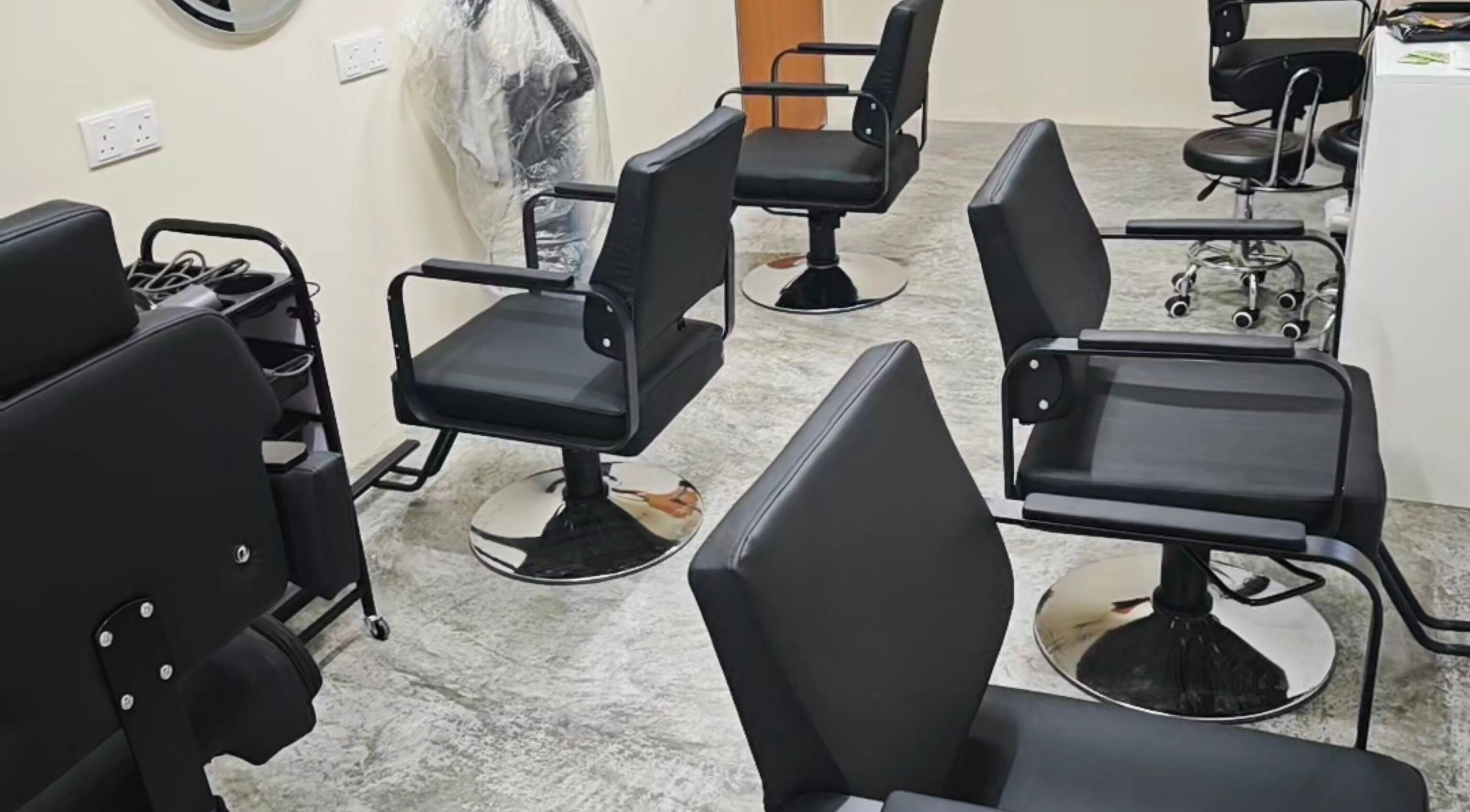 Styora位于Nusajaya, Johor Darul Ta'zim, MY的现代美发沙龙内部设计。