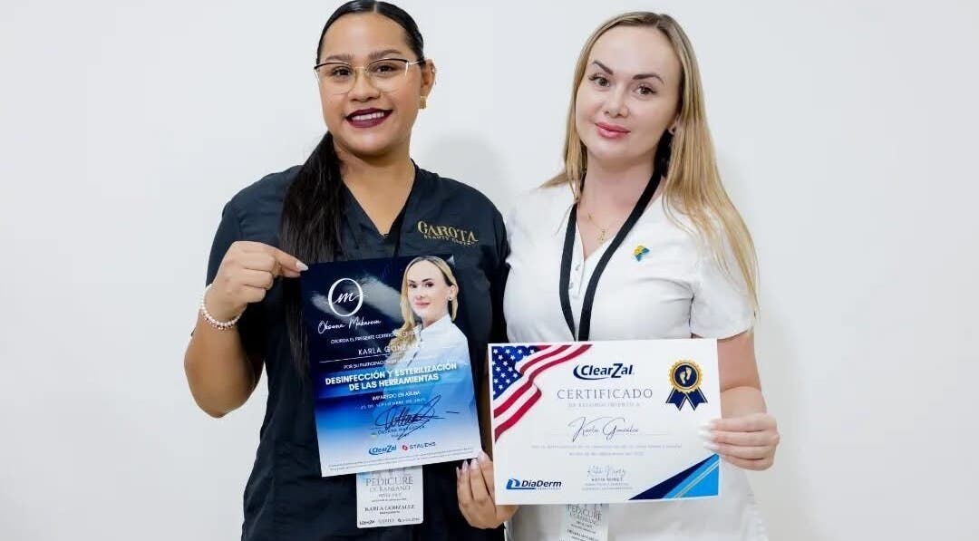 Dos personas sosteniendo certificaciones en Kg_nails_aruba, ubicado en Noord, AW.