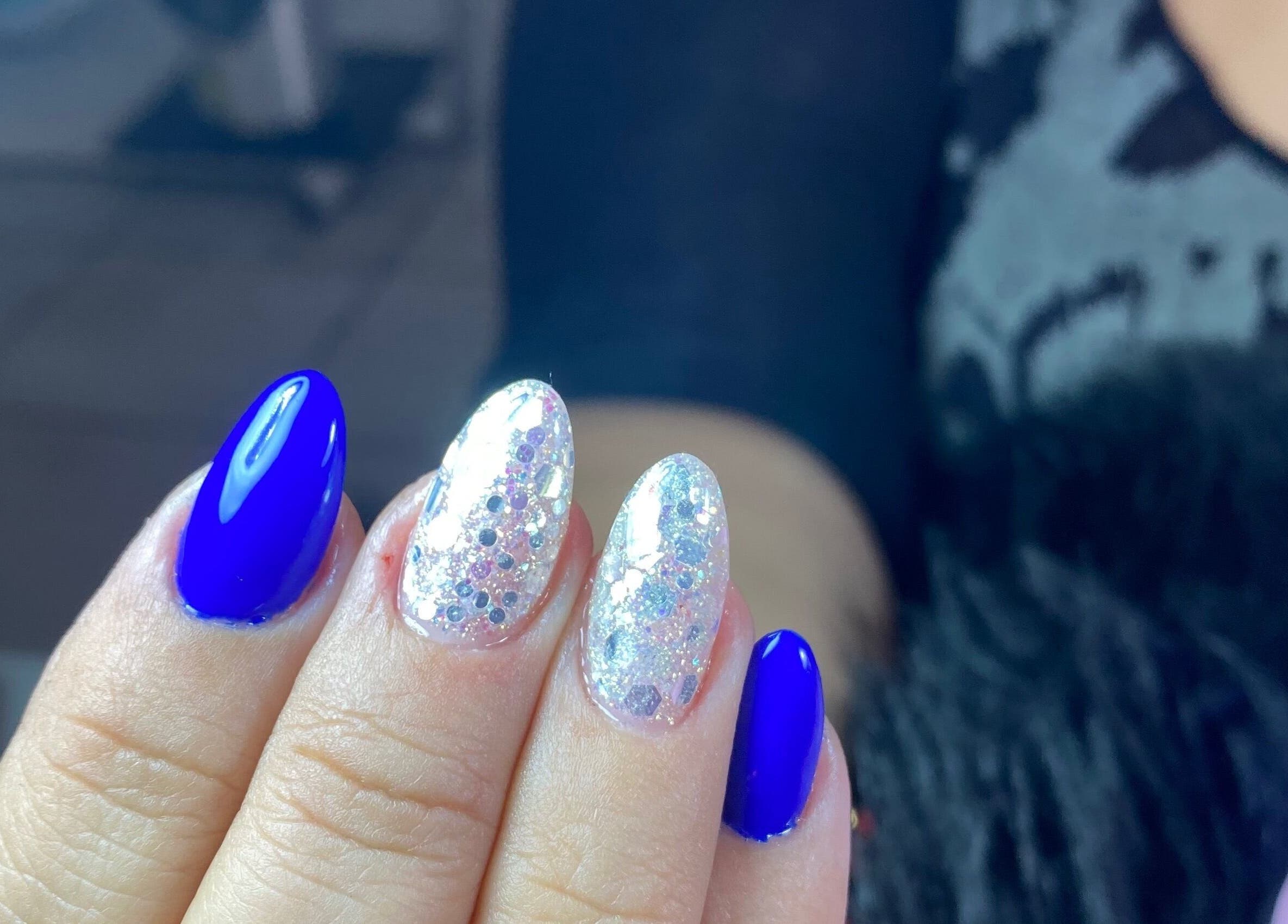 Uñas brillantes y azules realizadas en Kg_nails_aruba, Noord, AW. Diseño elegante y detallado.