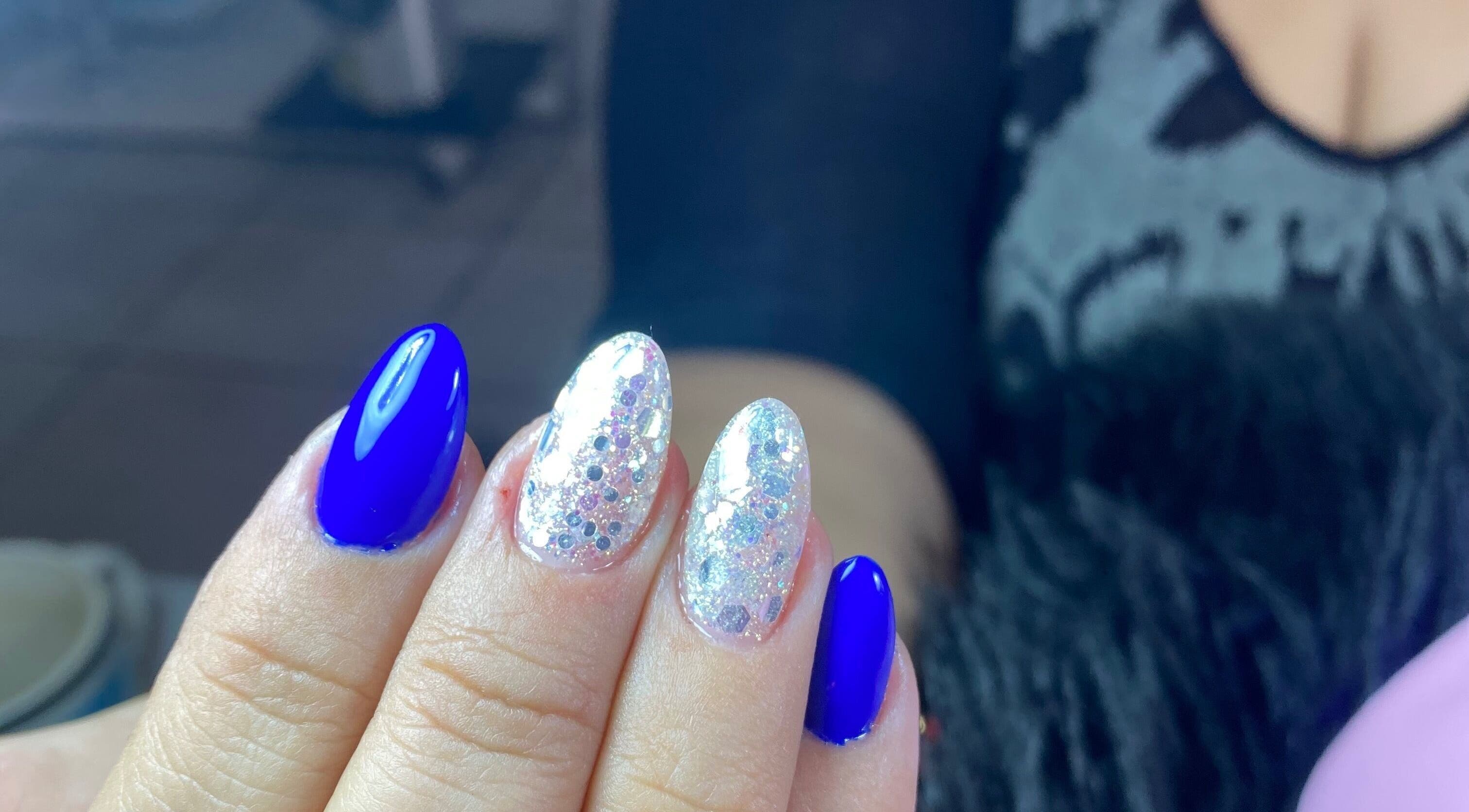 Uñas brillantes y azules realizadas en Kg_nails_aruba, Noord, AW. Diseño elegante y detallado.