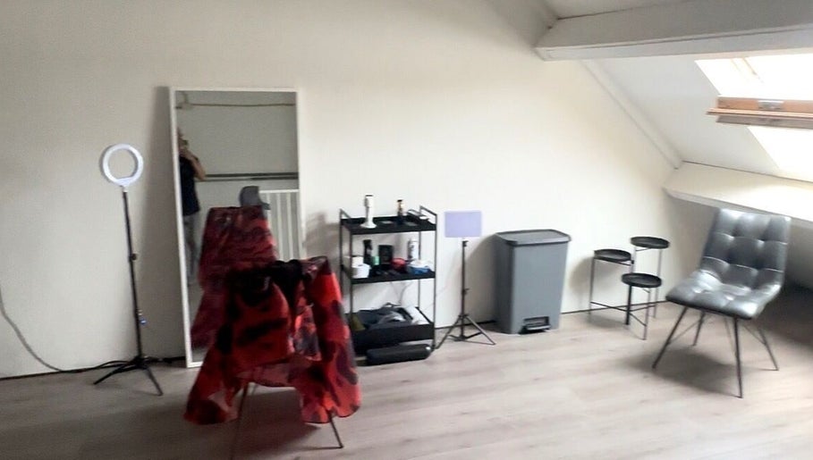 Stijlvolle schoonheidssalonhoek bij Ycutzz in Delft, Zuid-Holland, NL met spiegel en moderne stoel.