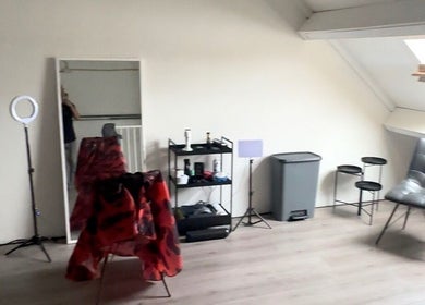 Stijlvolle schoonheidssalonhoek bij Ycutzz in Delft, Zuid-Holland, NL met spiegel en moderne stoel.