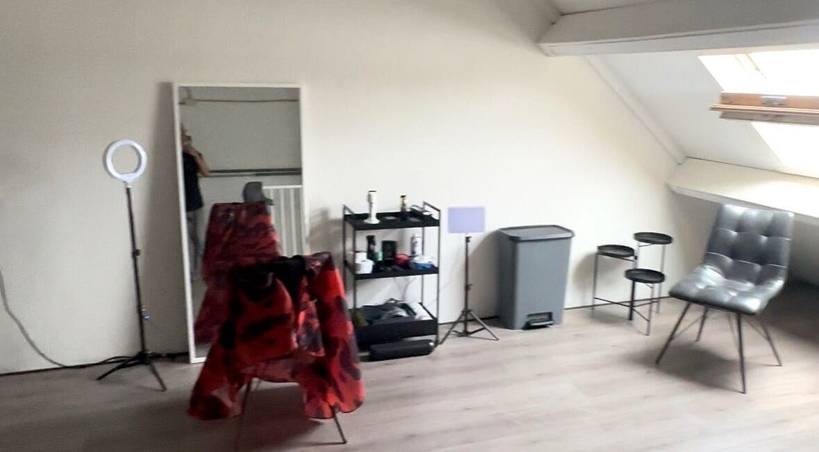 Stijlvolle schoonheidssalonhoek bij Ycutzz in Delft, Zuid-Holland, NL met spiegel en moderne stoel.