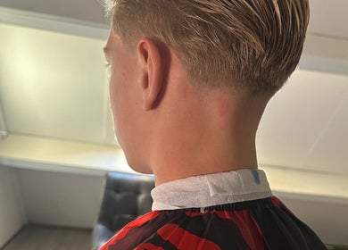 Kapsel bij Ycutzz in Delft, Zuid-Holland, NL toont moderne mannenkapselafwerking.