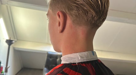 Kapsel bij Ycutzz in Delft, Zuid-Holland, NL toont moderne mannenkapselafwerking.