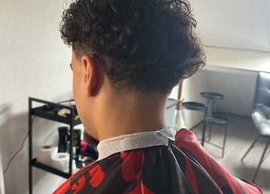 Elegante herensnit bij Ycutzz in Delft, Zuid-Holland, NL. Professionele verzorging en stijl.