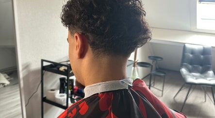 Elegante herensnit bij Ycutzz in Delft, Zuid-Holland, NL. Professionele verzorging en stijl.