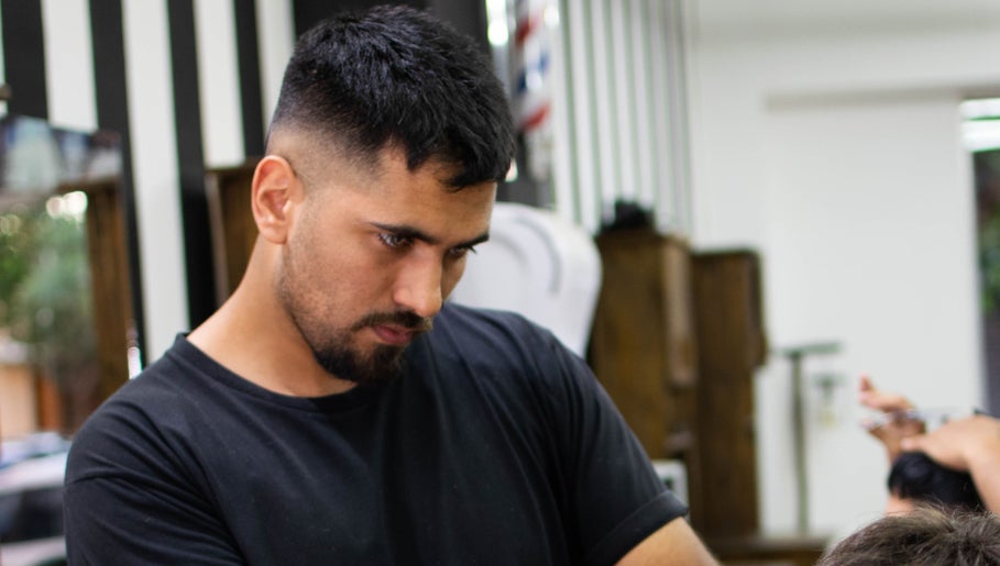 Barbero concentrado trabajando en Charlie, San Juan, San Juan, AR.