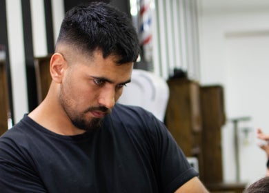 Barbero concentrado trabajando en Charlie, San Juan, San Juan, AR.