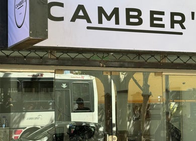 Fachada de Charlie, salón de belleza en San Juan, San Juan, AR, con un cartel exterior reflejándose.