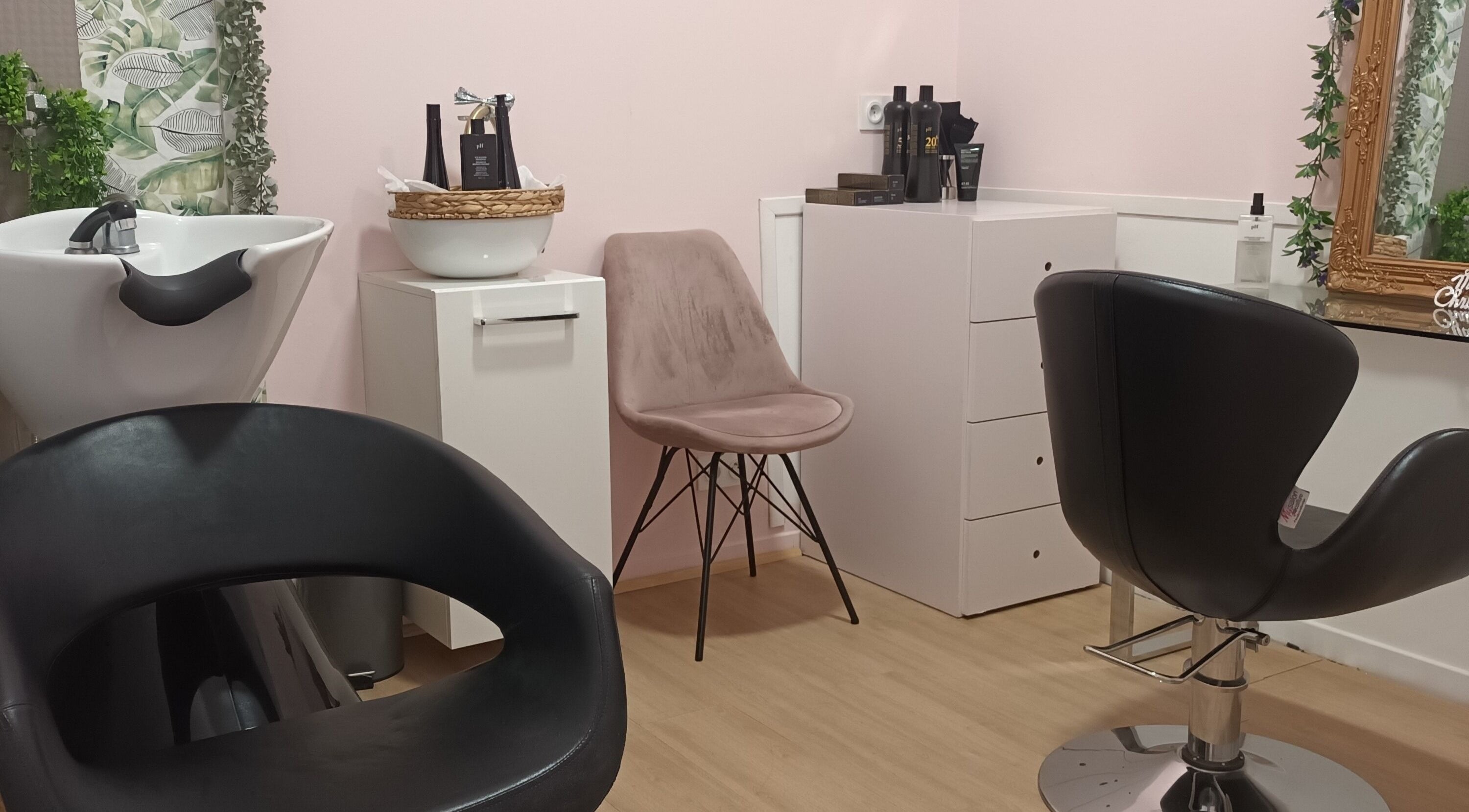 Espace Kb Coiffure à Porto-Vecchio, Corse, FR offre un espace coiffure moderne avec des fauteuils élégants.