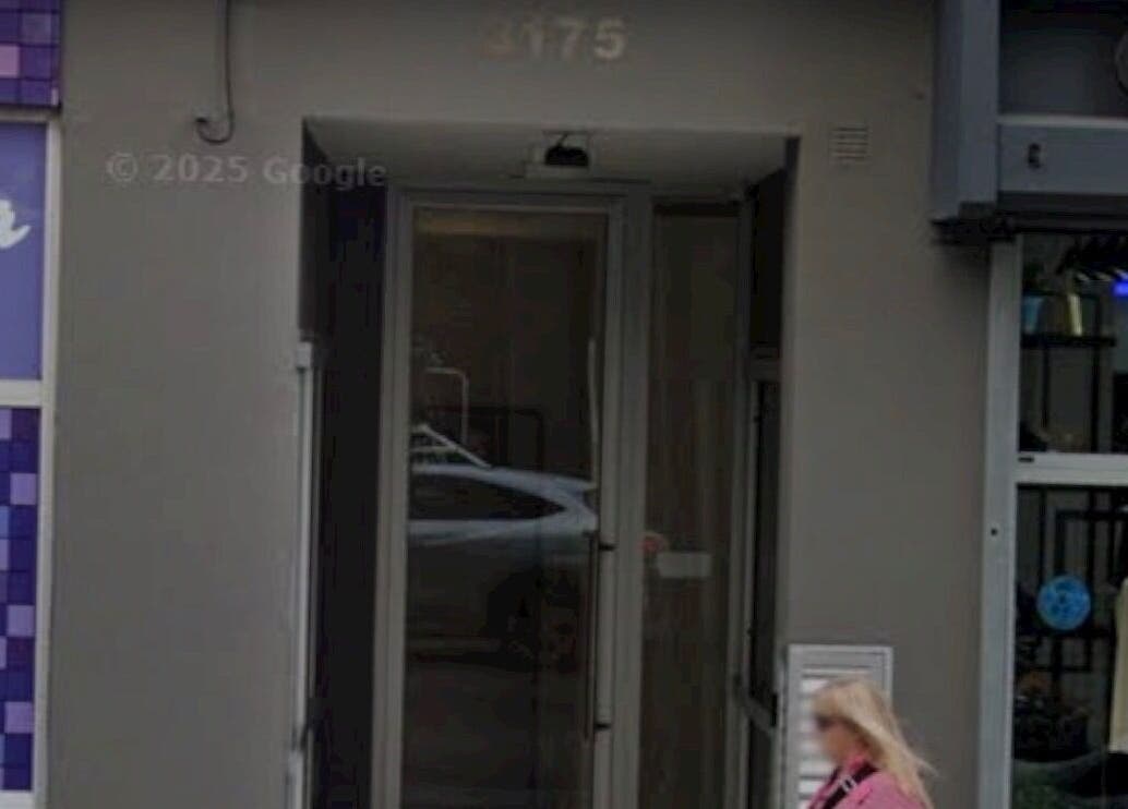 Elite Lash Studio entrance at 3175 Mar Del Plata, Provincia De Buenos Aires, AR, showcasing a modern design.