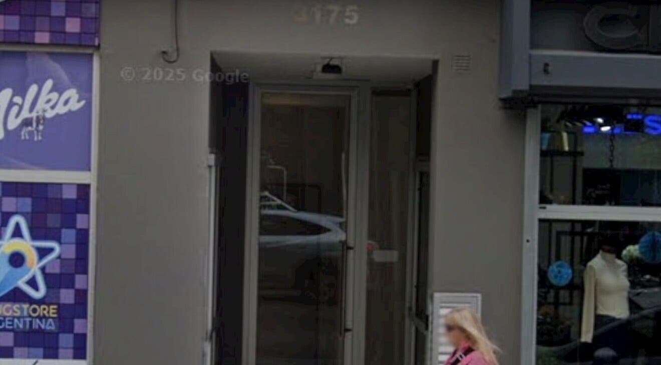 Elite Lash Studio entrance at 3175 Mar Del Plata, Provincia De Buenos Aires, AR, showcasing a modern design.