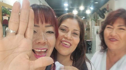 Clientas felices en Estilista Yaneth, Chorrillos, Provincia De Lima, PE, disfrutando una experiencia de belleza.