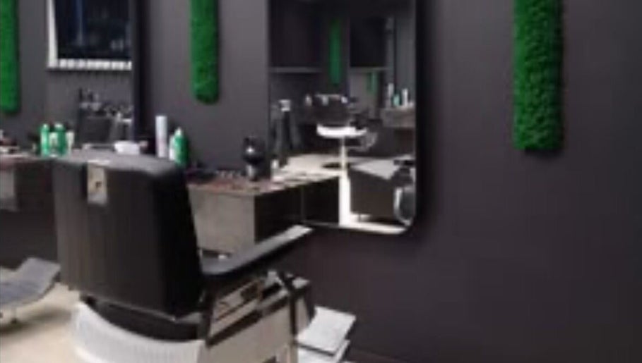 Interior modern la BetanoTheBarber, Malu Mare, Județul Dolj, RO, cu scaun elegant și oglindă generoasă.