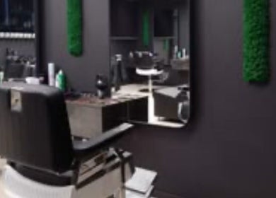 Interior modern la BetanoTheBarber, Malu Mare, Județul Dolj, RO, cu scaun elegant și oglindă generoasă.