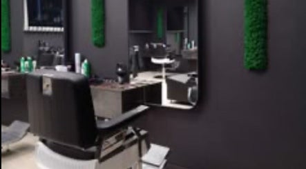 Interior modern la BetanoTheBarber, Malu Mare, Județul Dolj, RO, cu scaun elegant și oglindă generoasă.