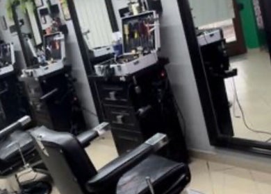 Interior modern BetanoTheBarber cu scaune stilate, Malu Mare, Județul Dolj, RO.