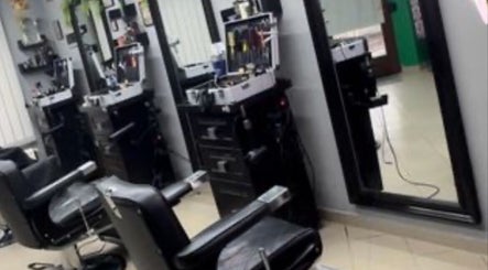 Interior modern BetanoTheBarber cu scaune stilate, Malu Mare, Județul Dolj, RO.