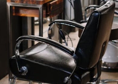 Scaun modern la BetanoTheBarber, Malu Mare, Județul Dolj, RO.