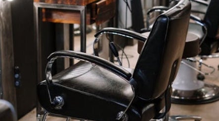 Scaun modern la BetanoTheBarber, Malu Mare, Județul Dolj, RO.