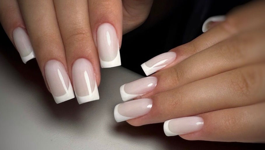 Francuski manicure w VB_NAILS_ROOM_KRAKOW, Kraków, Województwo Małopolskie, PL. Idealne paznokcie na każdą okazję.
