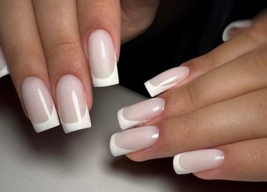 Francuski manicure w VB_NAILS_ROOM_KRAKOW, Kraków, Województwo Małopolskie, PL. Idealne paznokcie na każdą okazję.