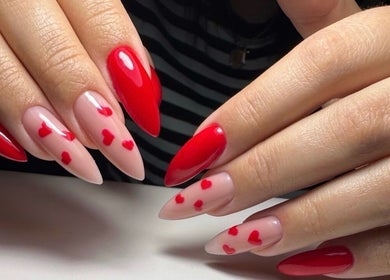 Zdjęcie paznokci z czerwonymi sercami, VB_NAILS_ROOM_KRAKOW, Kraków, Województwo Małopolskie, PL.