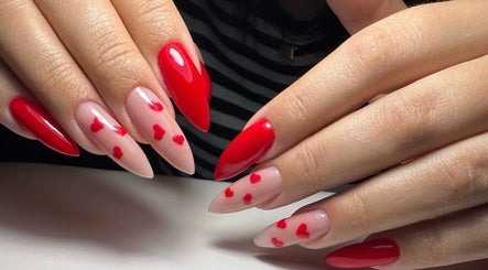 Zdjęcie paznokci z czerwonymi sercami, VB_NAILS_ROOM_KRAKOW, Kraków, Województwo Małopolskie, PL.