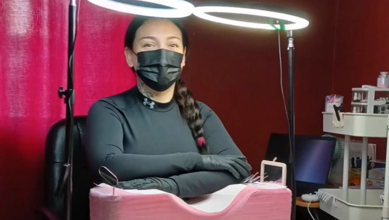 Lash artist at Good lasheess in Iquique, Tarapacá, CL, ready for a session under LED lights.