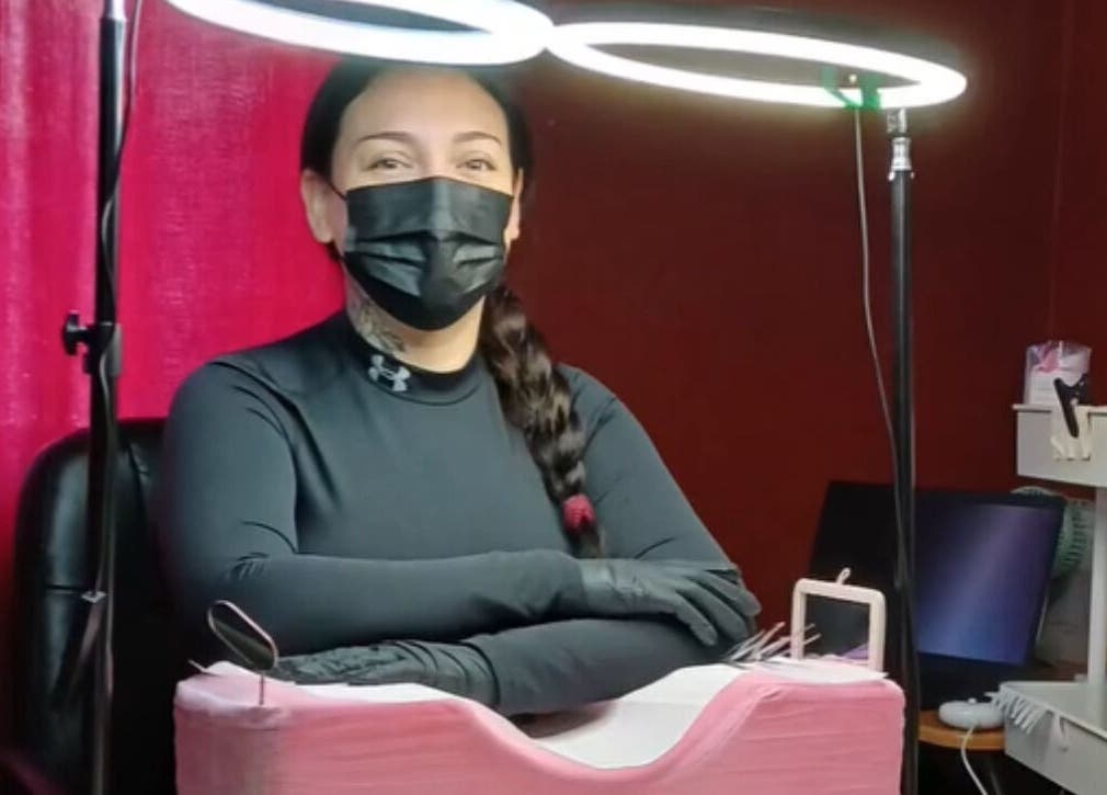 Lash artist at Good lasheess in Iquique, Tarapacá, CL, ready for a session under LED lights.