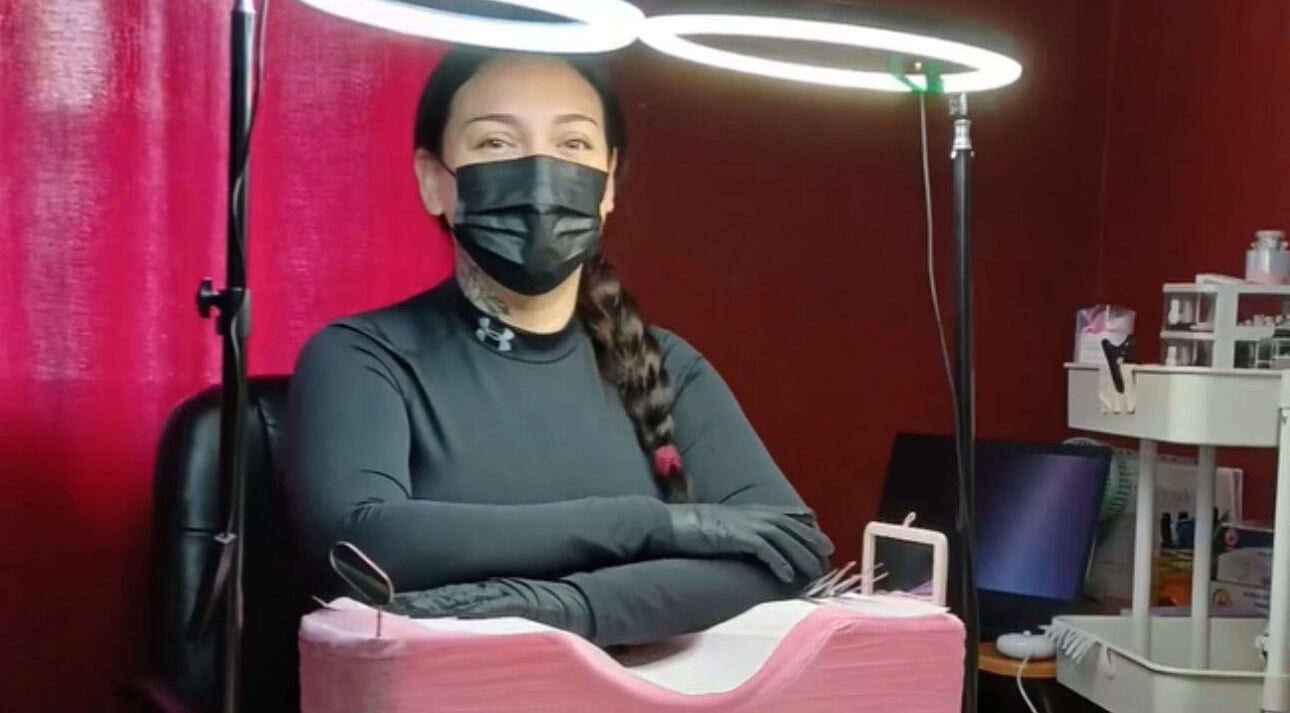 Lash artist at Good lasheess in Iquique, Tarapacá, CL, ready for a session under LED lights.