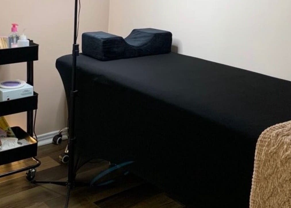 Lash service room at Good Lasheess, Iquique, Tarapacá, CL, featuring treatment bed and supplies.