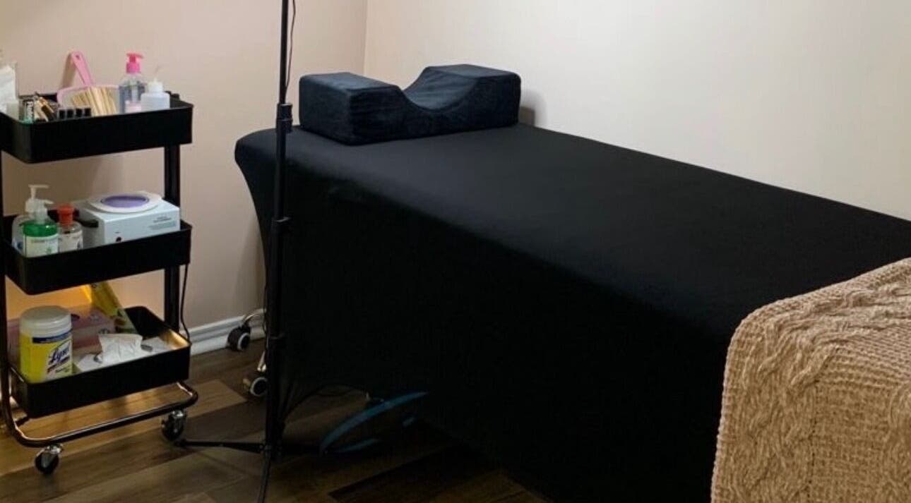 Lash service room at Good Lasheess, Iquique, Tarapacá, CL, featuring treatment bed and supplies.