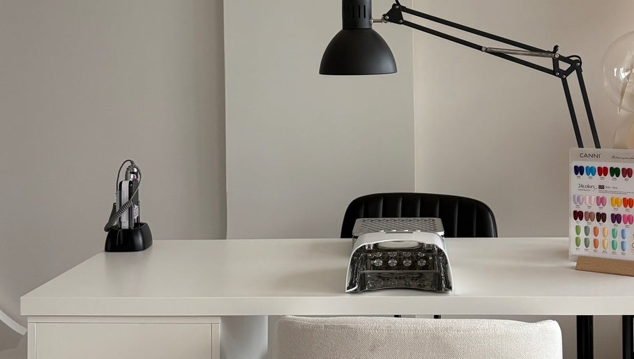 Mesa de manicura en Nailsbyjoee, Isabela, Isabela, PR con colores de esmalte exhibidos.