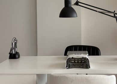 Mesa de manicura en Nailsbyjoee, Isabela, Isabela, PR con colores de esmalte exhibidos.